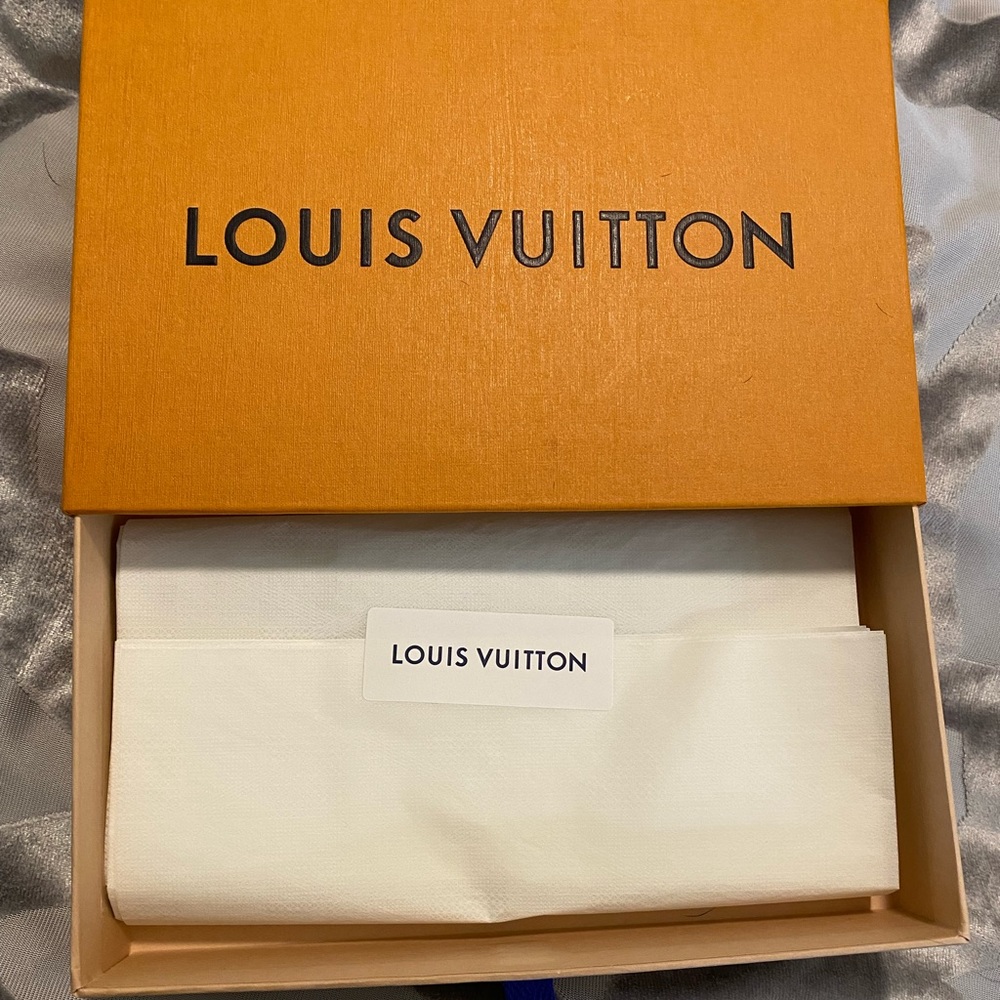 Louis Vuitton confidential bandeua